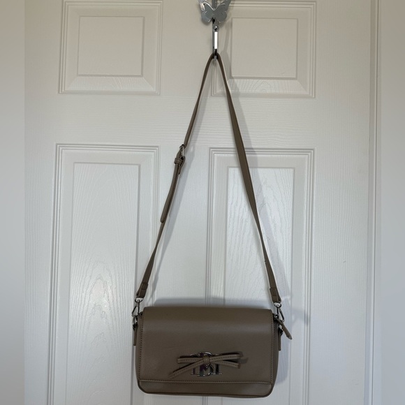 4/$20 Badgley Mischka NWOT cross body purse with logo bow detail - Picture 4 of 13